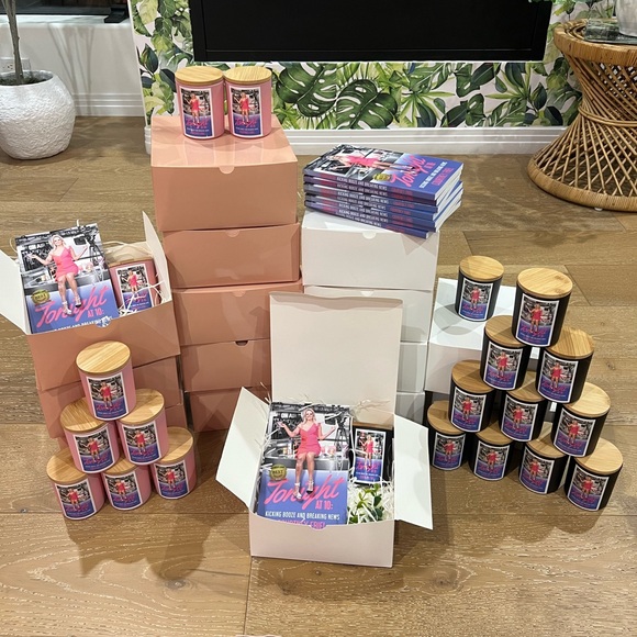 Courtney Friel book and candle box- evergreen scent! - Picture 4 of 4